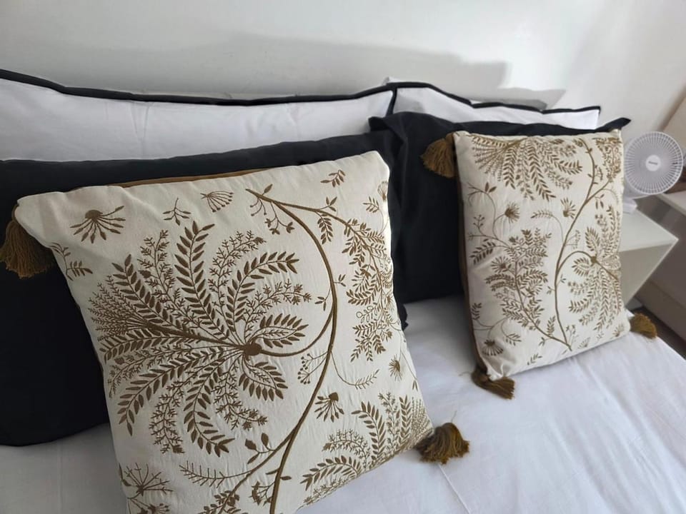 Walk to Wembley Stadium and Arena 2 Bedroom Sleeps 4 Villa in Wembley