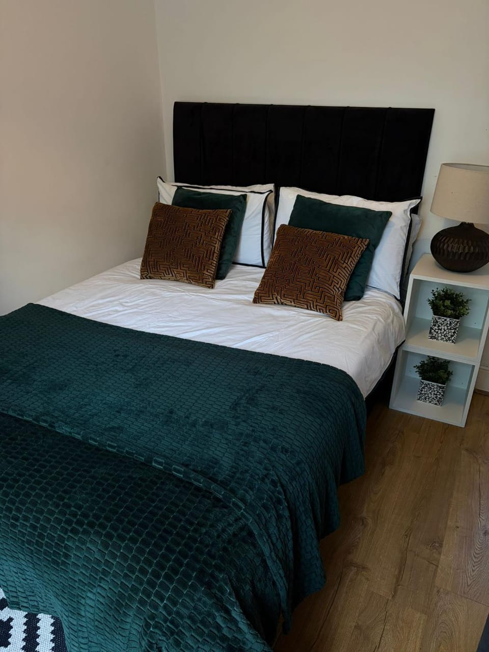 Walk to Wembley Stadium and Arena 2 Bedroom Sleeps 4 Villa in Wembley