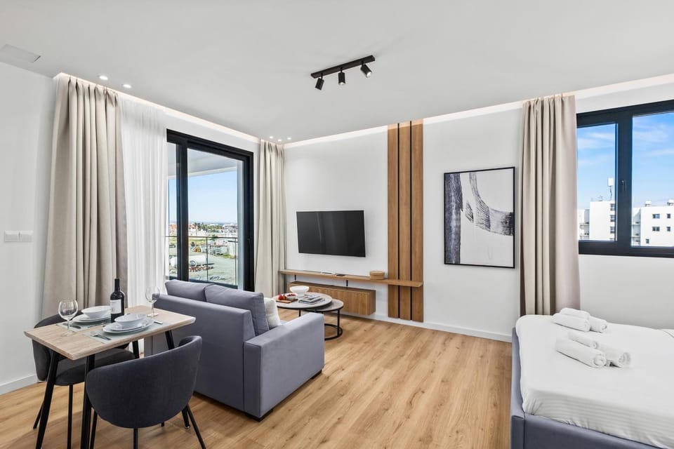 TV and multimedia, Living room, Seating area, Evening entertainment