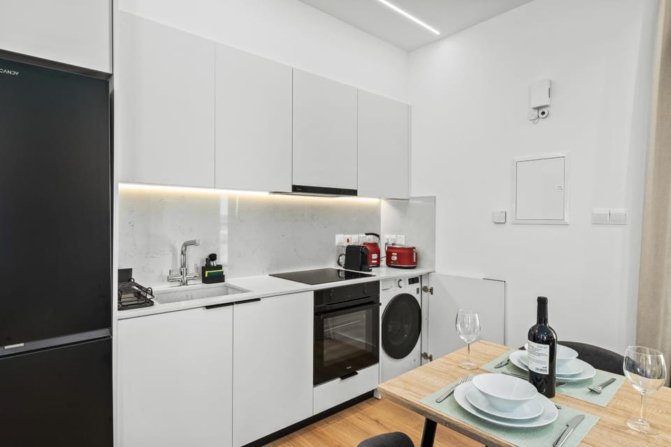 Coffee/tea facilities, Kitchen or kitchenette, oven, stove, toaster, washing machine