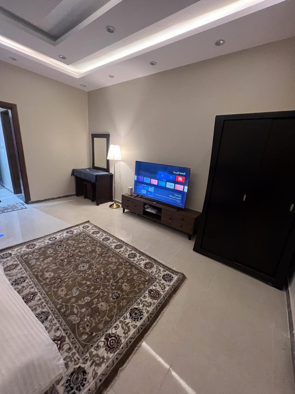 Bed, TV and multimedia, Photo of the whole room, Bedroom