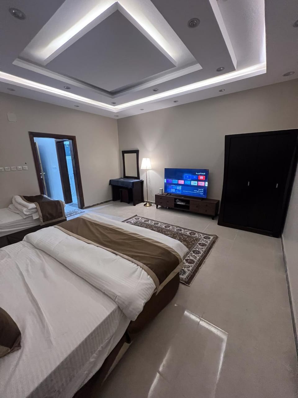 Bed, TV and multimedia, Photo of the whole room, Bedroom