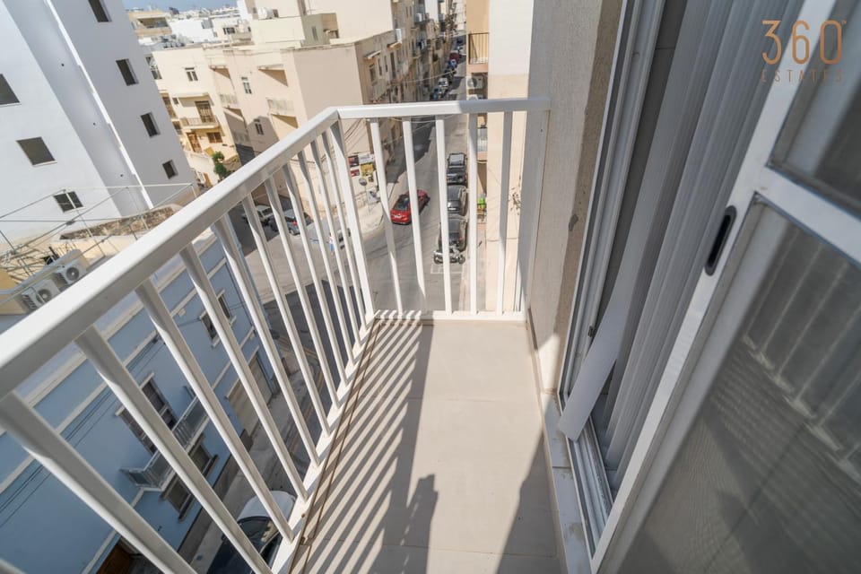 Day, View (from property/room), Balcony/Terrace, Street view