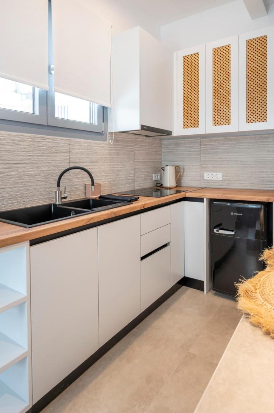 Kitchen or kitchenette, minibar, stove