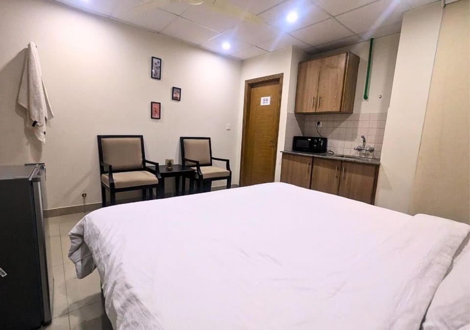 Bed, Kitchen or kitchenette, Photo of the whole room, Seating area, Bedroom, oven