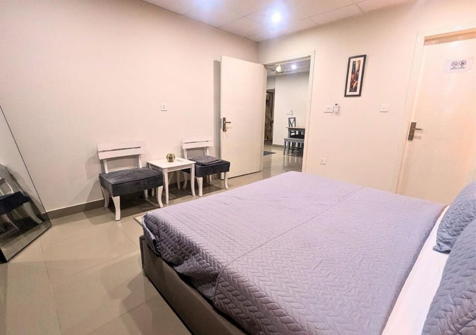 Bed, Seating area, Bedroom