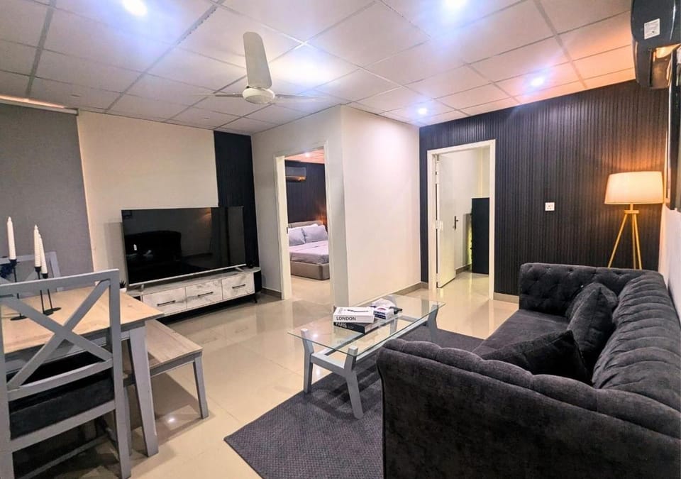 TV and multimedia, Living room, Decorative detail, Seating area, Dining area