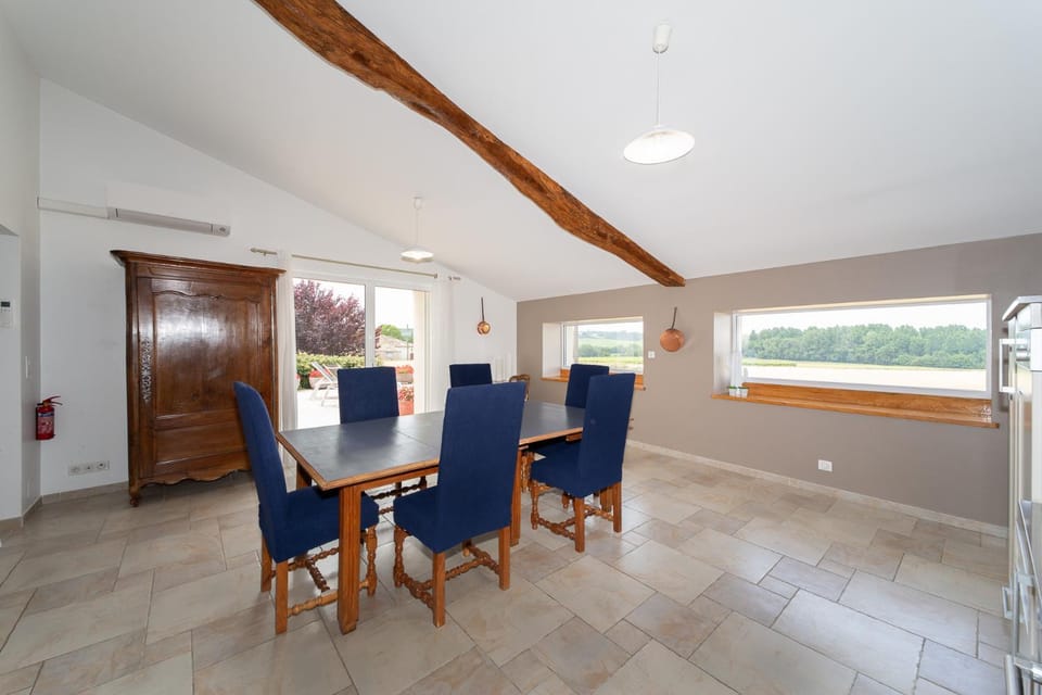 View (from property/room), Seating area, Dining area