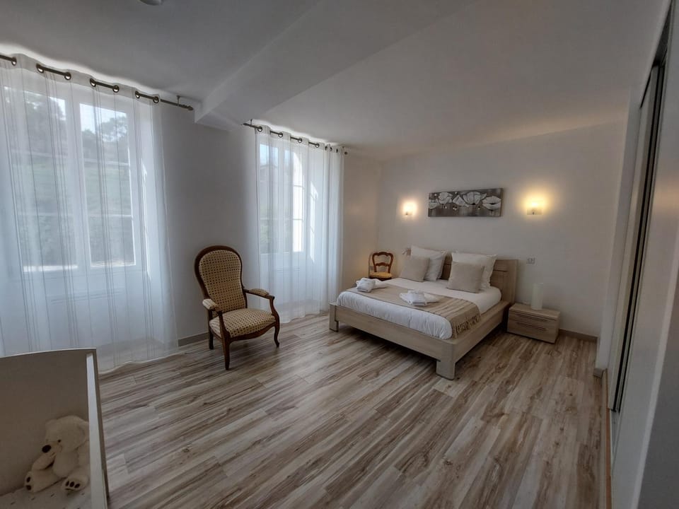 Bed, Library, Photo of the whole room, Bedroom, Garden view, children, young children, cot, Family, towels, wardrobe