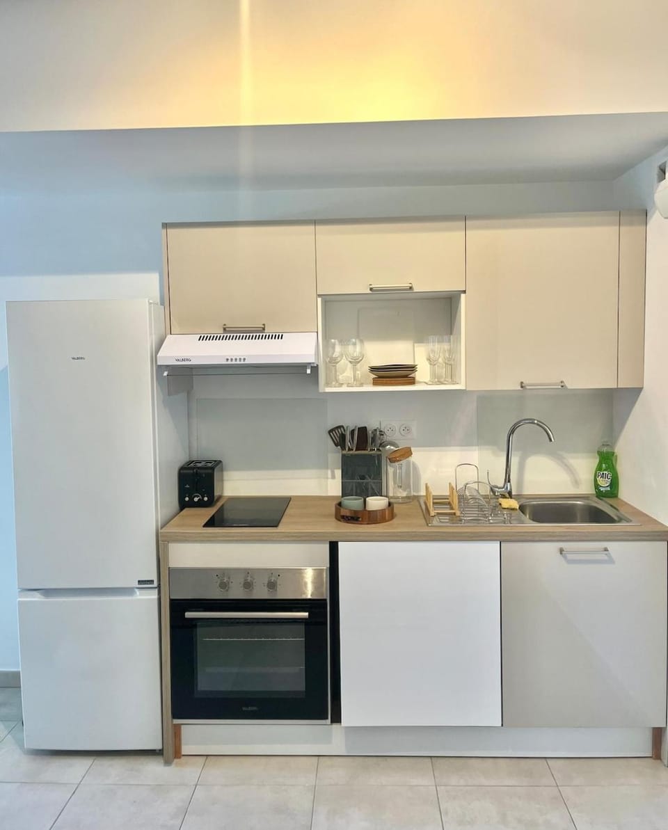 Kitchen or kitchenette, dishwasher, oven, stove