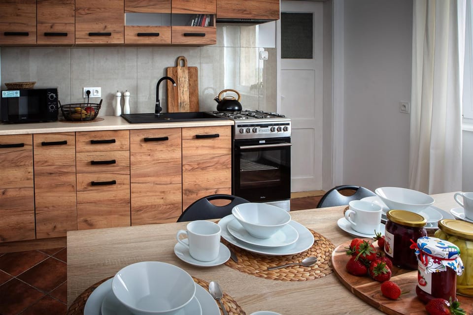 Coffee/tea facilities, Kitchen or kitchenette, Food and drinks, Dining area, Food, stove