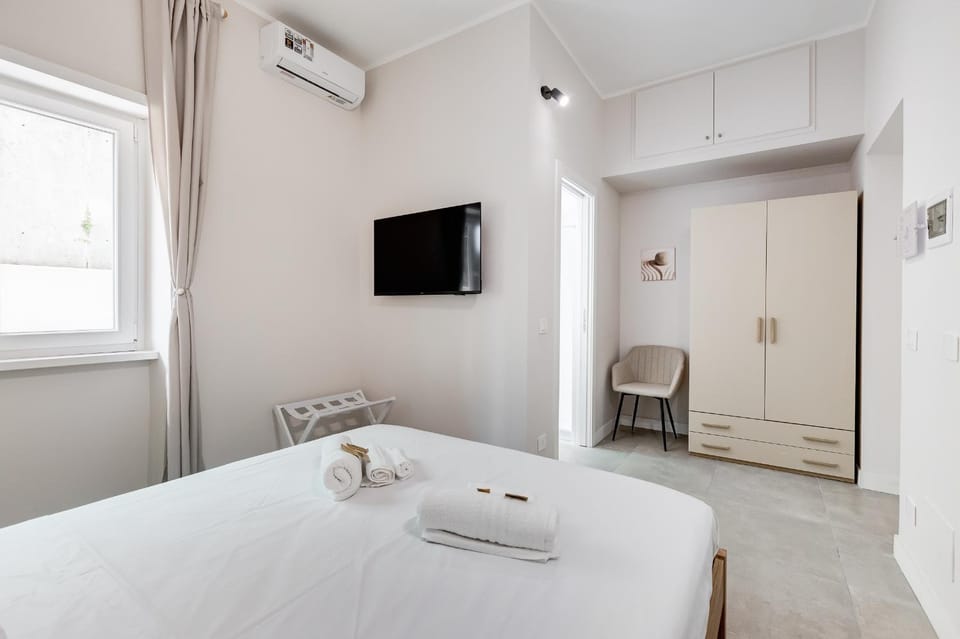 TV and multimedia, Bedroom, towels, wardrobe, air conditioner