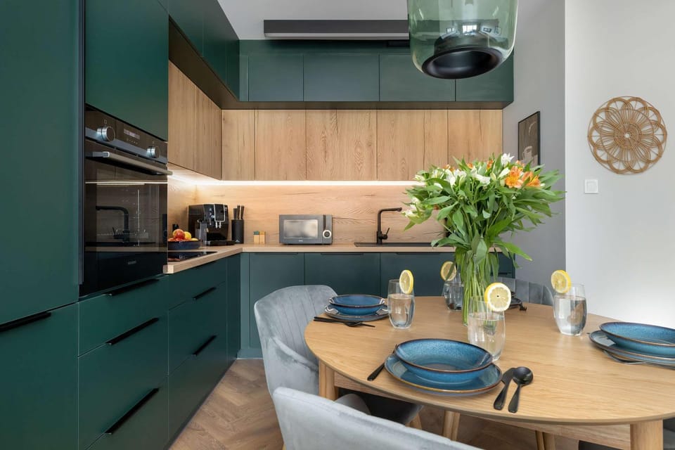 Kitchen or kitchenette, Dining area