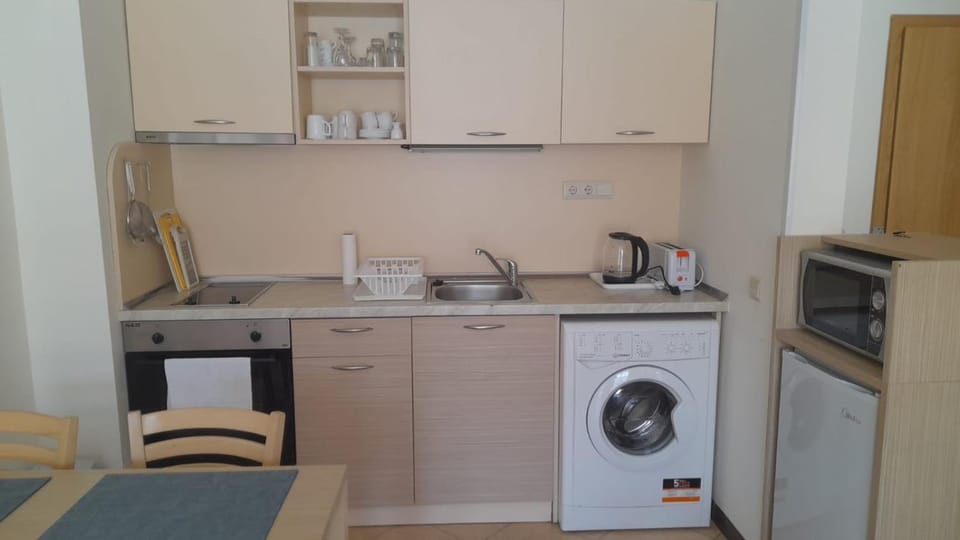 Kitchen or kitchenette, oven, washing machine