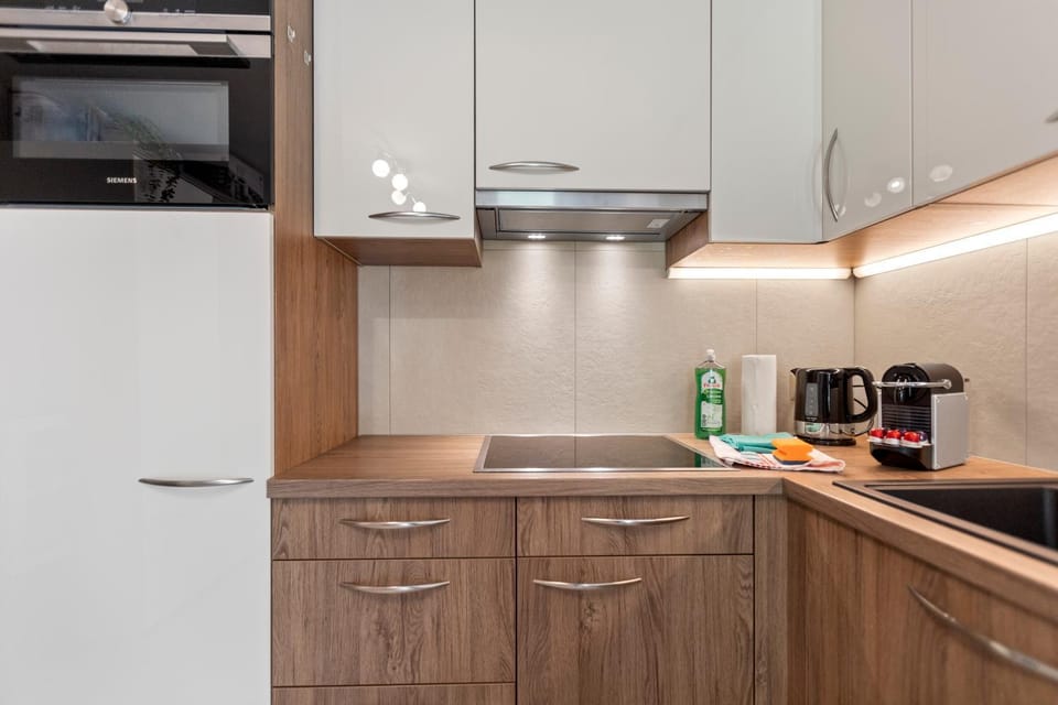 Coffee/tea facilities, Kitchen or kitchenette, oven, stove, toaster