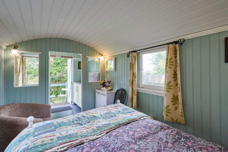 Bed, Seating area, Bedroom