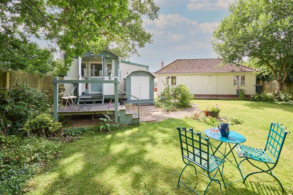 Property building, Garden, Dining area