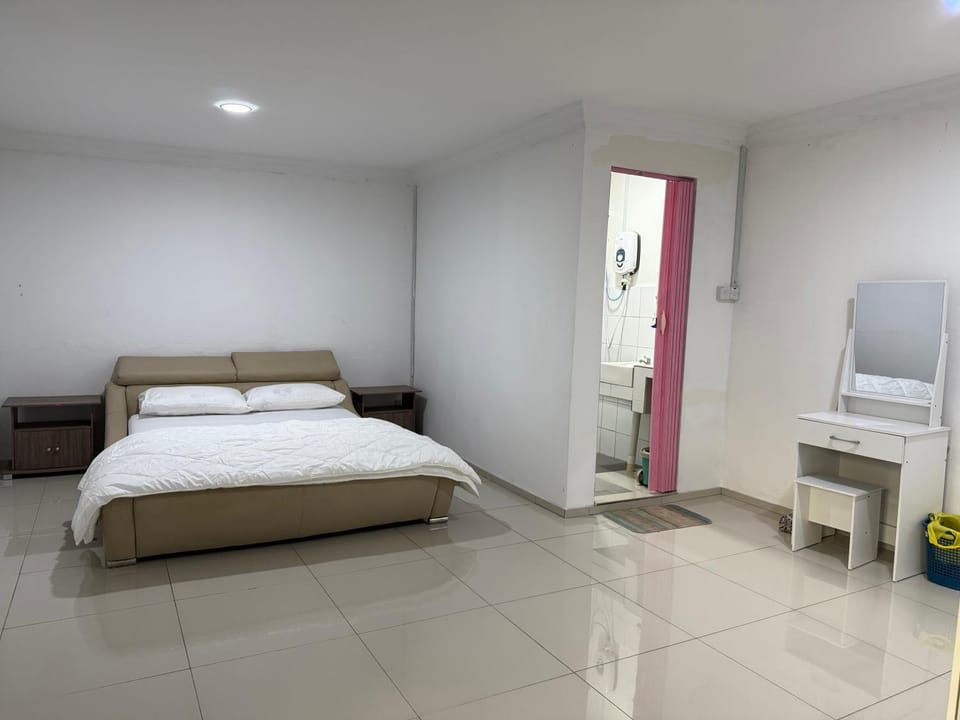 Shower, Toilet, Bathroom, Bedroom, wardrobe, air conditioner