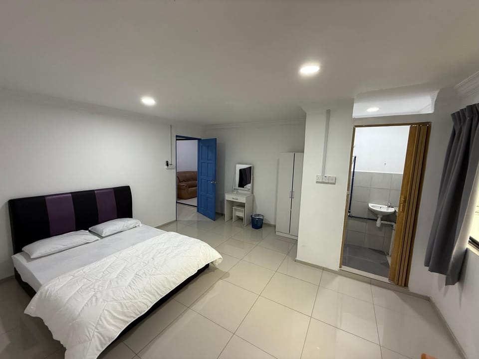 Shower, Toilet, Bathroom, Bedroom, wardrobe, air conditioner