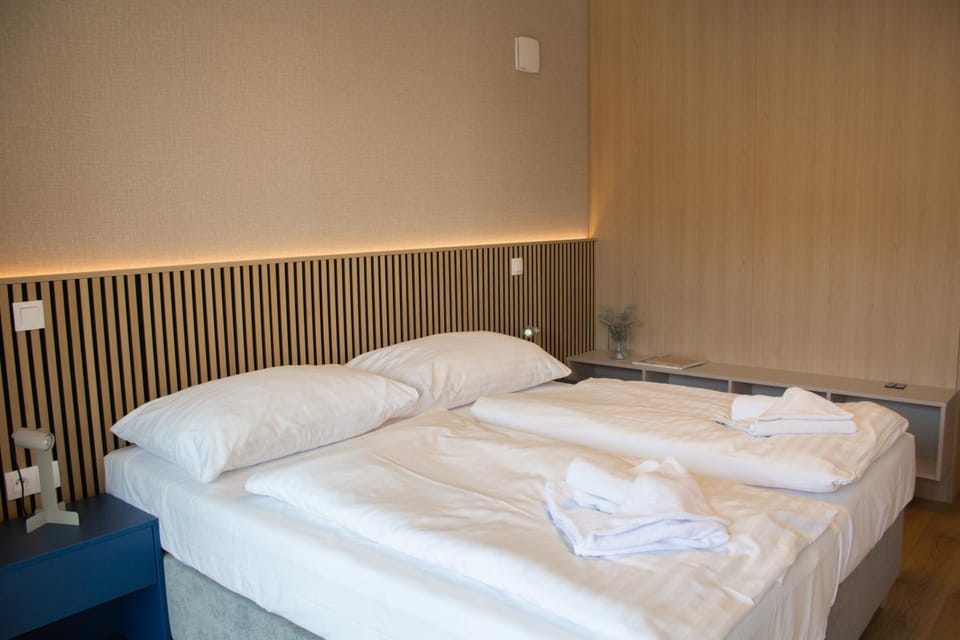 Bed, Bedroom, towels