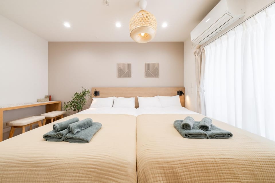 Bed, towels