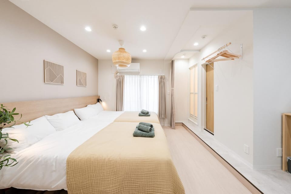 Bed, towels, air conditioner