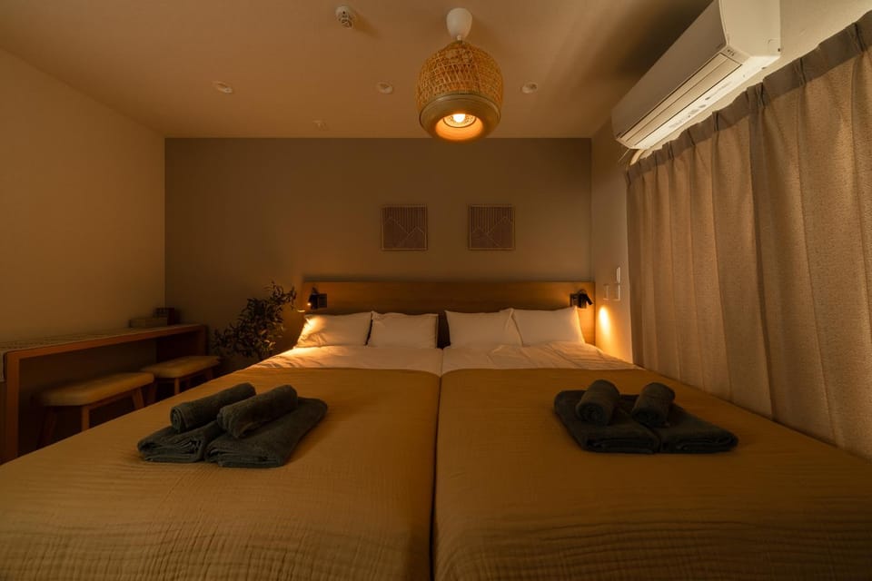 Bed, towels