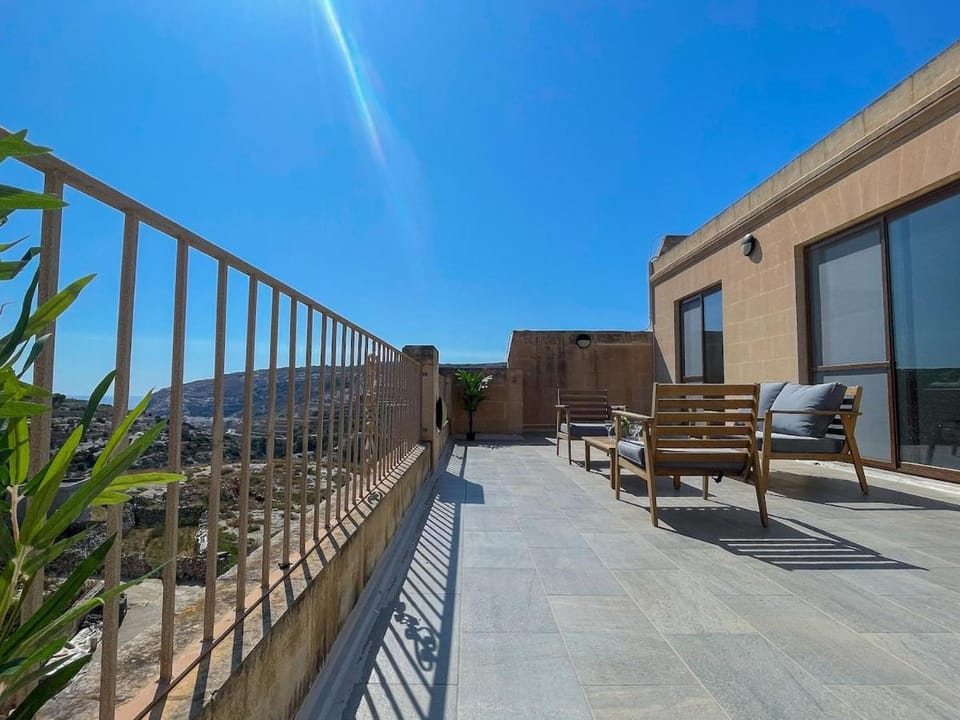 Penthouse with Xlendi Views & Two large Terraces Apartment in Munxar