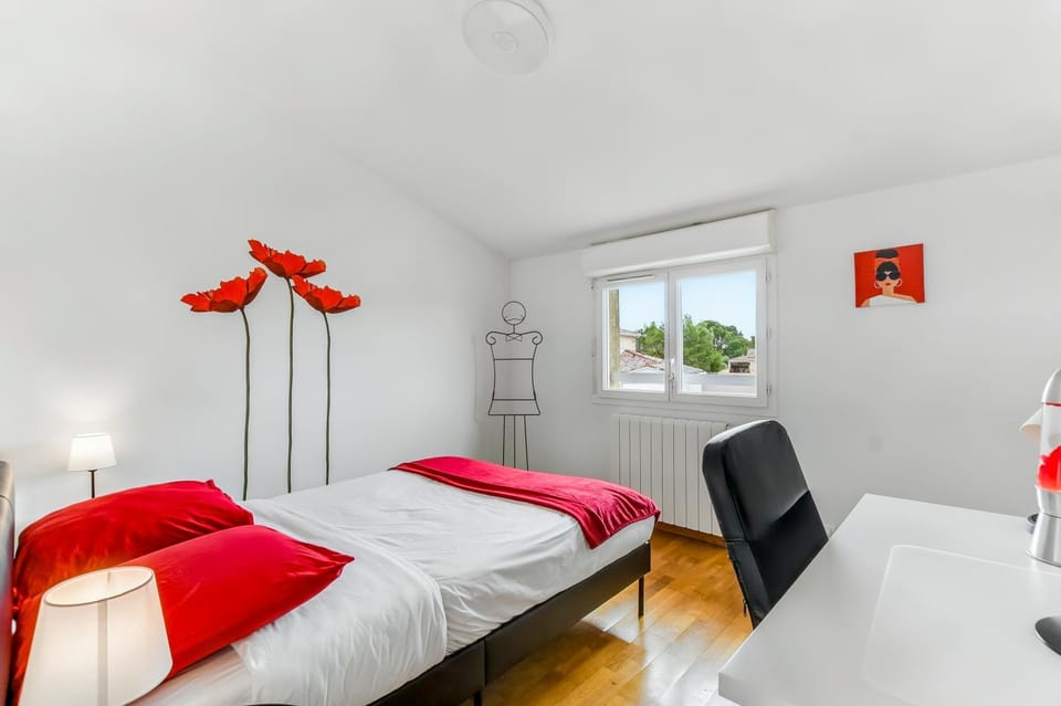 Bed, TV and multimedia, Photo of the whole room, Bedroom
