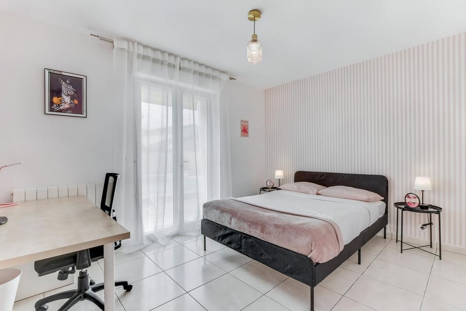 Bed, Photo of the whole room, Bedroom