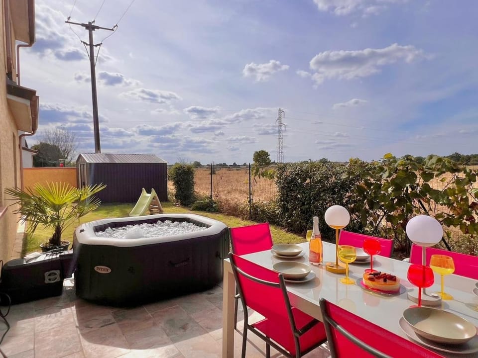 Patio, Day, Hot Tub