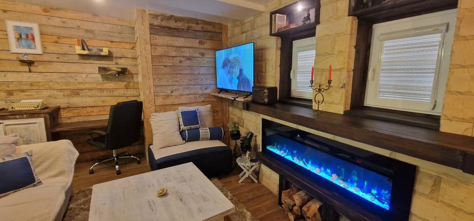Communal lounge/ TV room, TV and multimedia, Living room, Seating area, Evening entertainment
