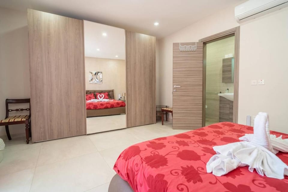 Ghajnsielem Retreat 4 Bedrooms, Panoramic Terrace Apartment in Malta