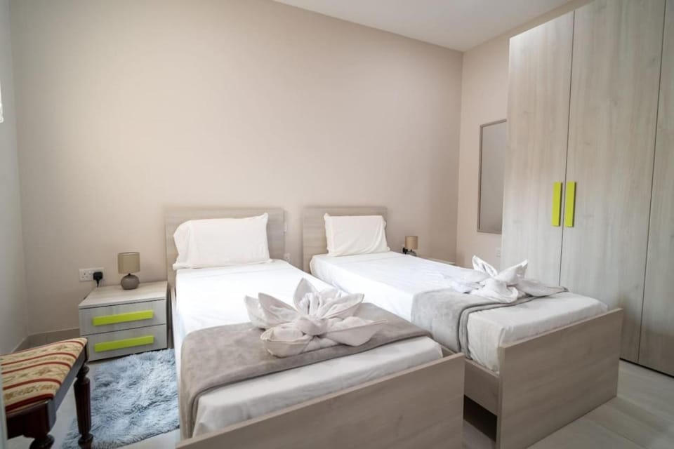 Ghajnsielem Retreat 4 Bedrooms, Panoramic Terrace Apartment in Malta