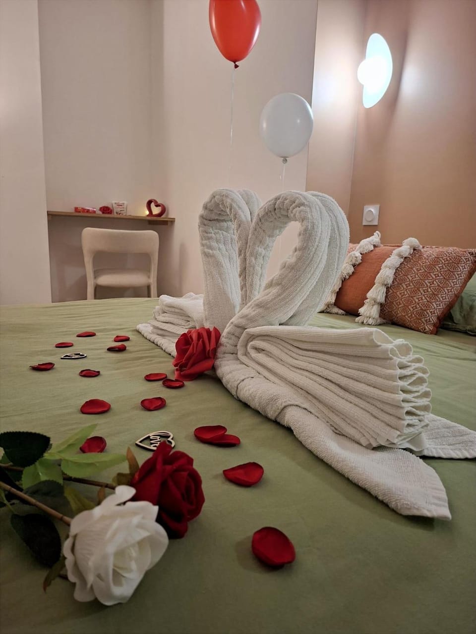 Bed, Photo of the whole room, Decorative detail, Bedroom