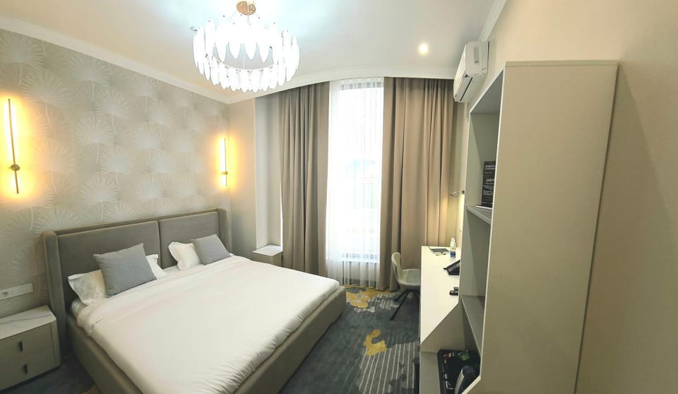 Photo of the whole room, Bedroom
