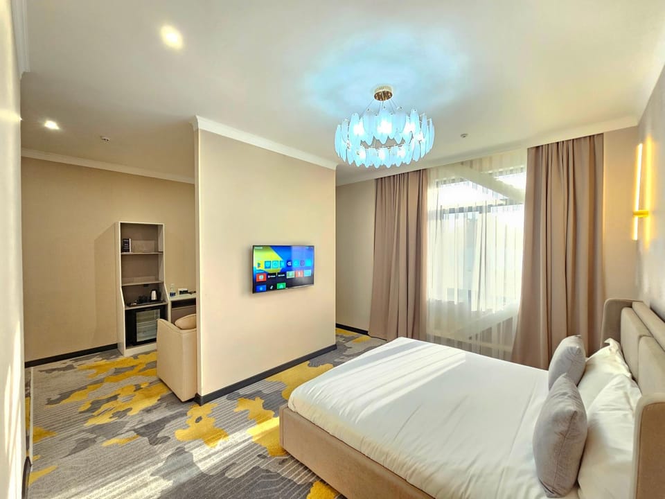 Bed, TV and multimedia, Photo of the whole room, Bedroom
