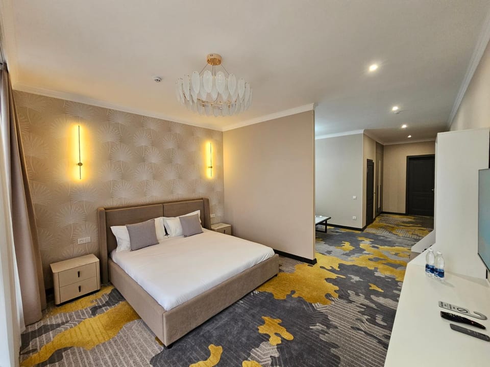 Bed, TV and multimedia, Photo of the whole room, Bedroom