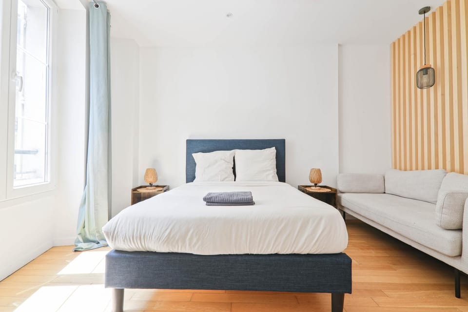 Bed, Seating area, Bedroom
