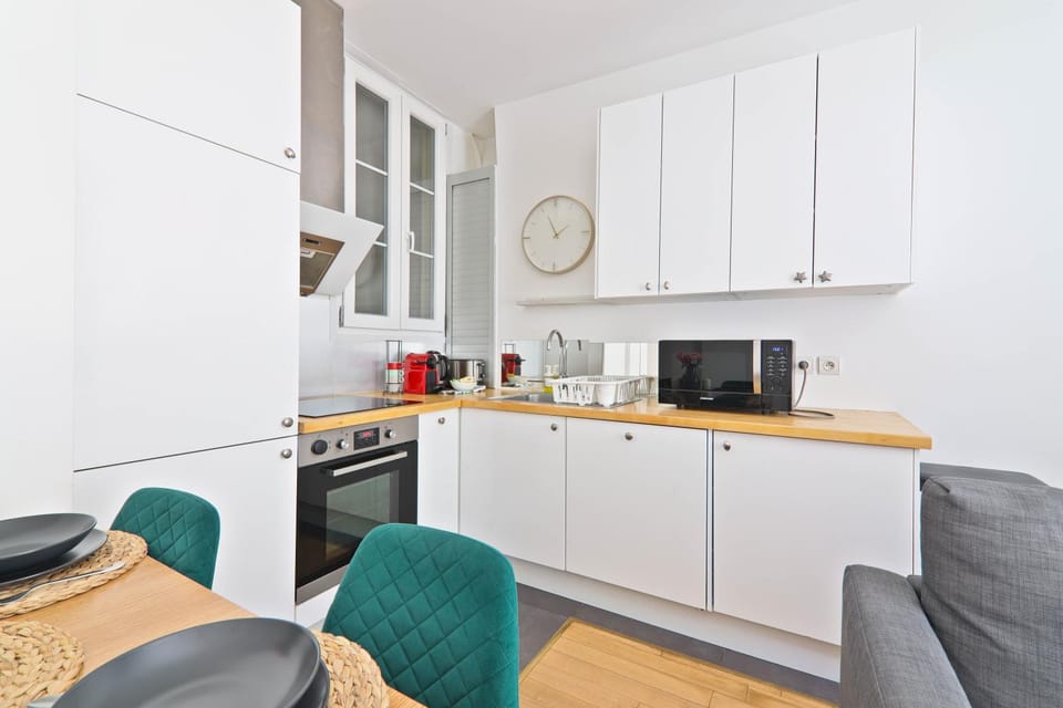 Coffee/tea facilities, Kitchen or kitchenette, Dining area, oven, stove, toaster