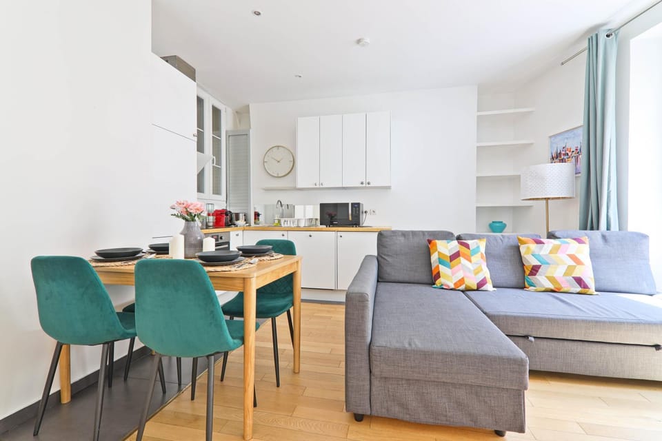 Coffee/tea facilities, Kitchen or kitchenette, Living room, Seating area, Dining area, stove, toaster