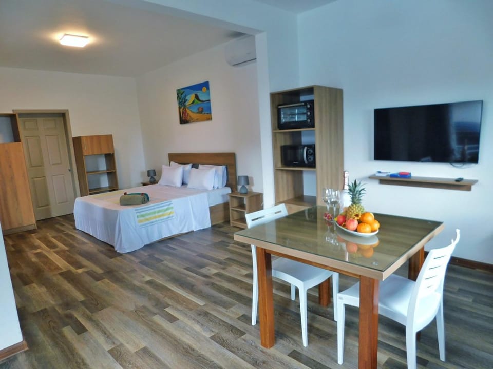 Bed, TV and multimedia, Coffee/tea facilities, Living room, Photo of the whole room, Seating area, Dining area, hair dryier, microwave, oven, wardrobe, air conditioner