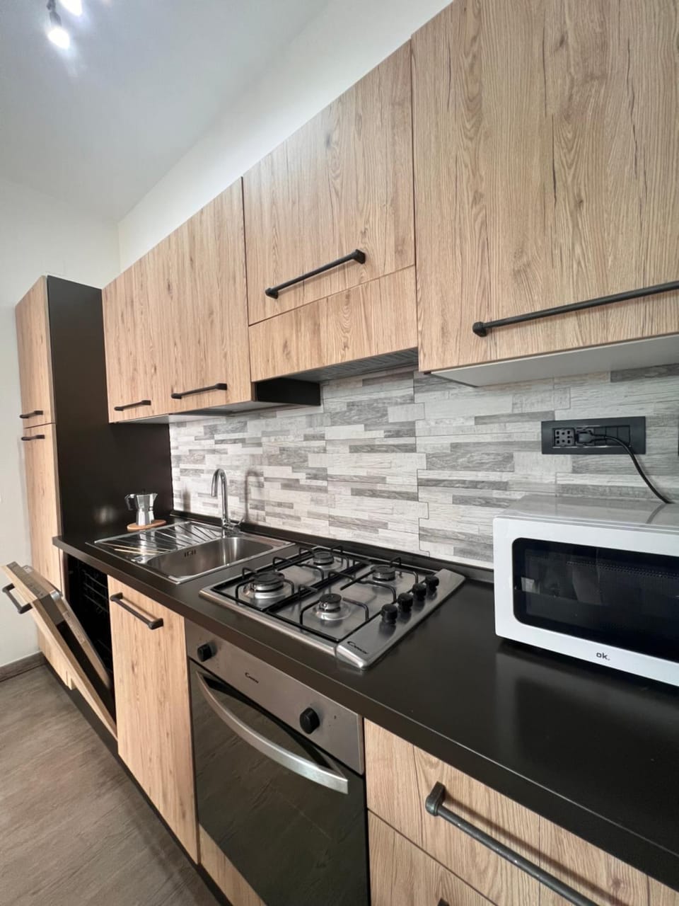 Kitchen or kitchenette, dishwasher, stove
