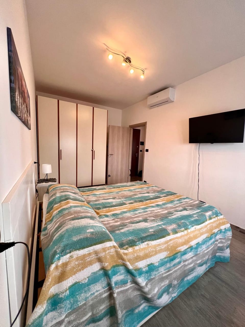 Bed, TV and multimedia, Photo of the whole room, Bedroom, air conditioner