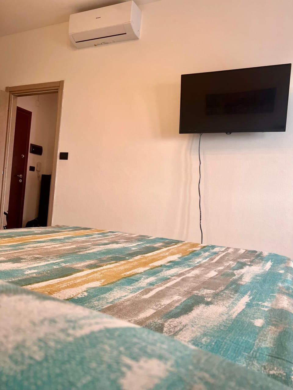 Bed, TV and multimedia, Bedroom, air conditioner