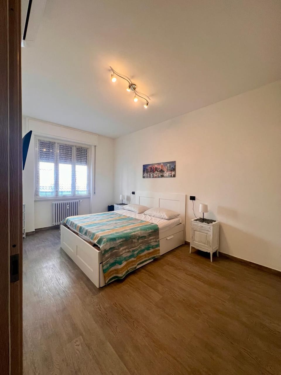 Bed, TV and multimedia, Photo of the whole room, Bedroom, air conditioner