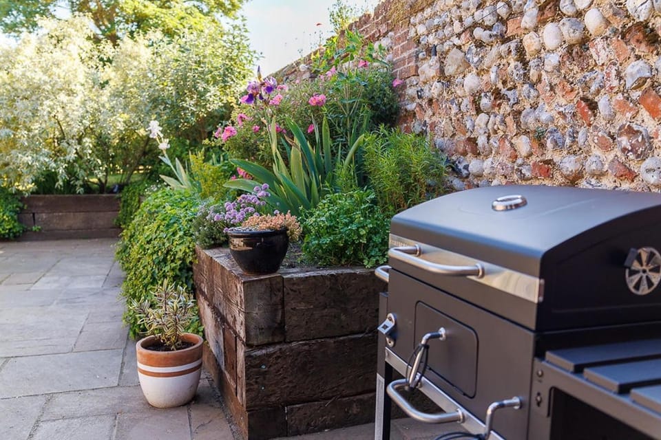 North Norfolk Garden Retreat with Private Hot Tub Apartment in North Norfolk District