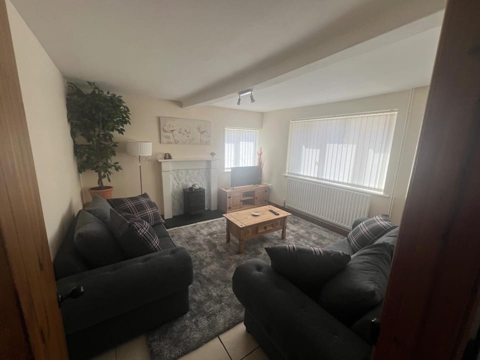 Blyton 2-Bed Cottage Parking 30m to Lincoln House in West Lindsey District