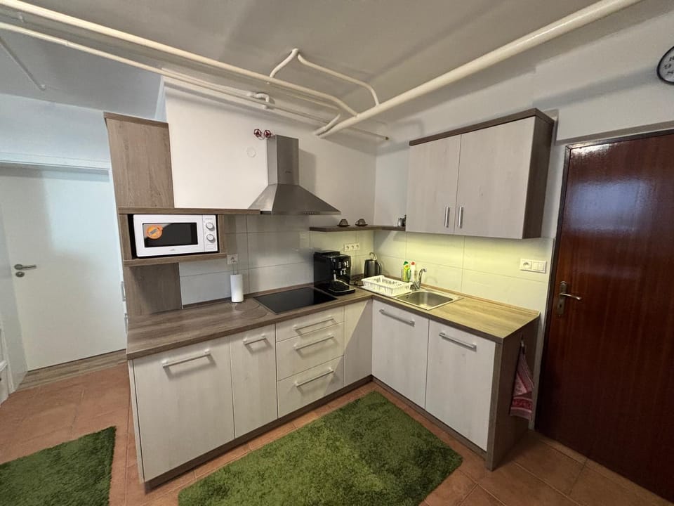 Coffee/tea facilities, Kitchen or kitchenette, dishwasher, stove, toaster