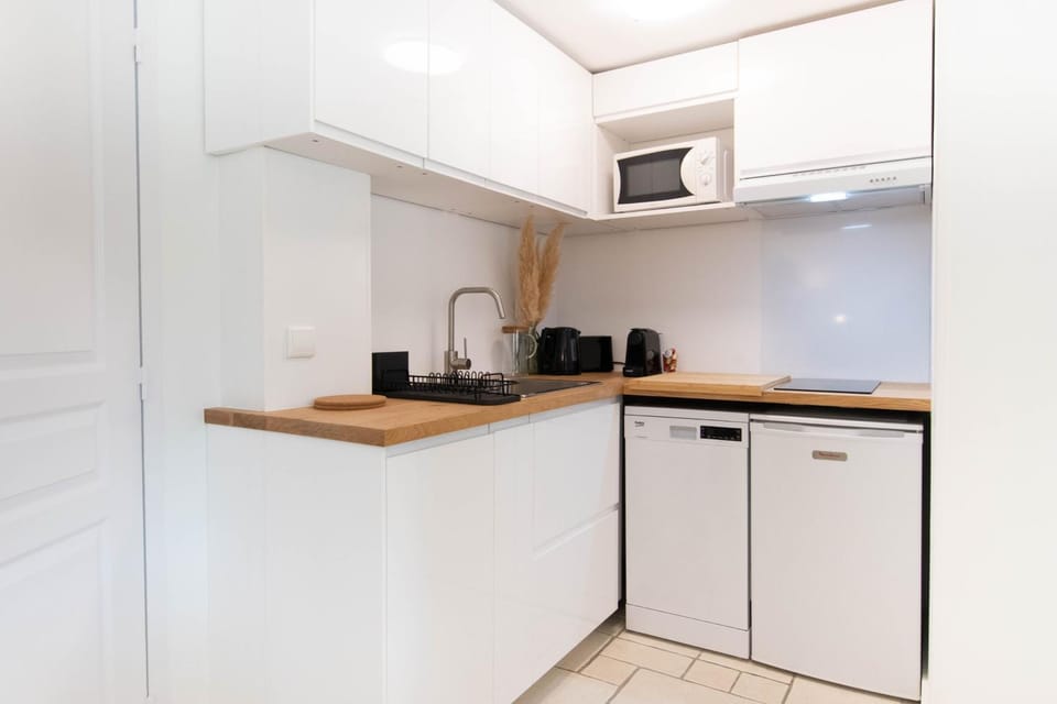 Coffee/tea facilities, Kitchen or kitchenette, stove, toaster